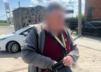 Пропонував хабар поліції