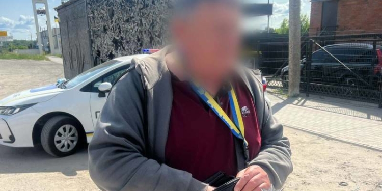 Пропонував хабар поліції