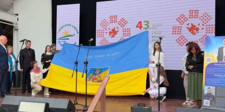 Лемки передали прапор в Польщу