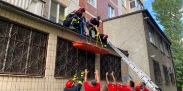 жінка випала з третього поверху