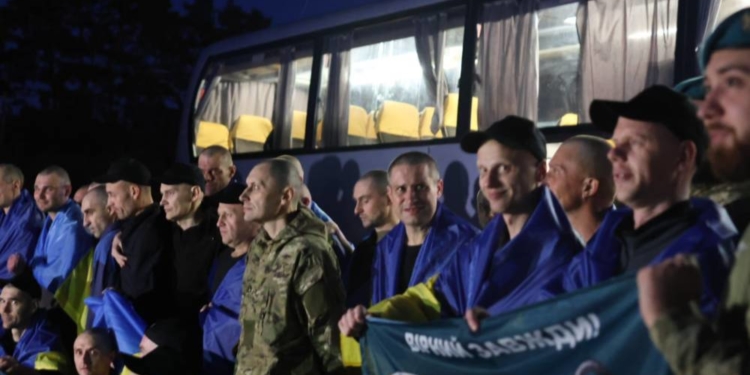 Звільнили військових з полону