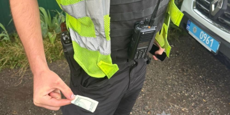 Пропонували хабар патрульним