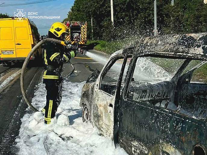 В Тернополі згоріла автівка