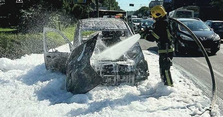 В Тернополі згоріла автівка