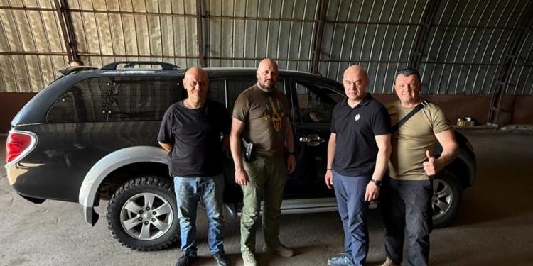 автомобіль та квадрокоптери