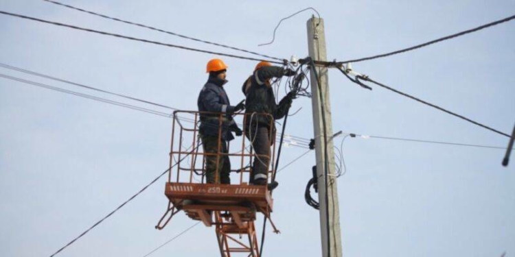 Негода повалила лінії електропередач