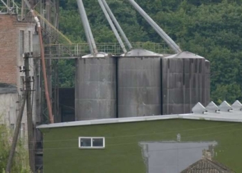 Троє чоловіків чистили одну з цистерн підприємства