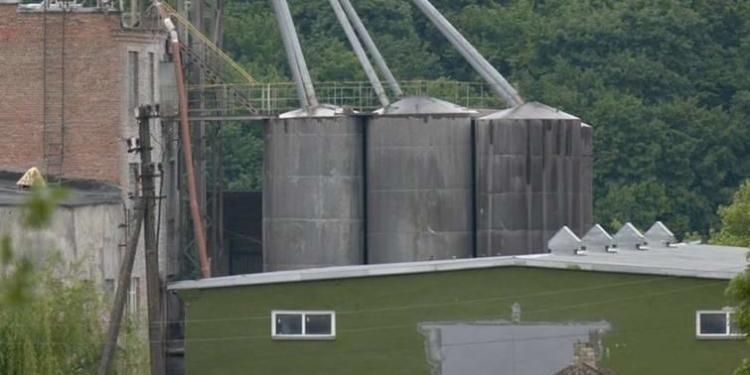 Троє чоловіків чистили одну з цистерн підприємства