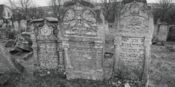 На Тернопільщині суд вимагає збереження кладовища