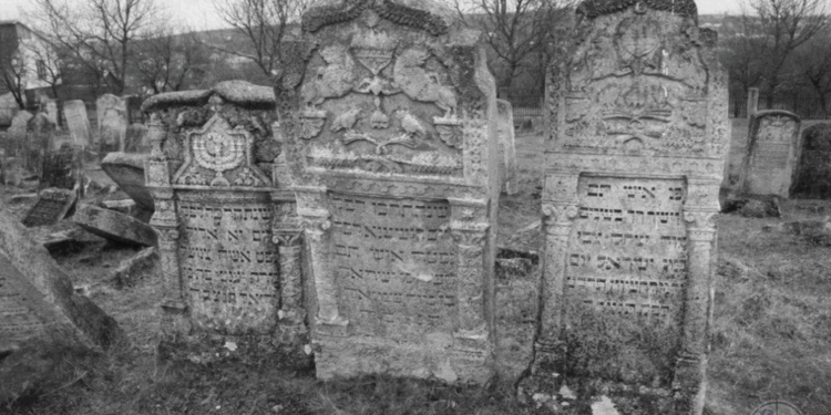 На Тернопільщині суд вимагає збереження кладовища