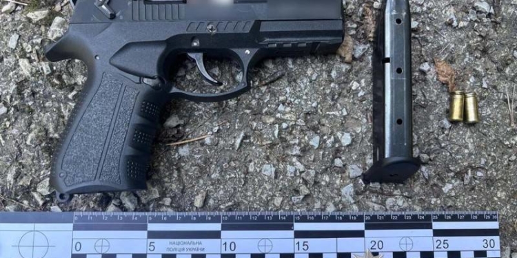 Поліція виявила зброю у чоловіка