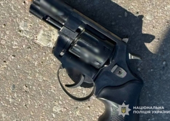 Стрілянина біля лікарні