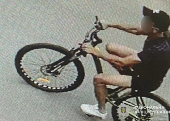 Чоловік викрав дитячий велосипед
