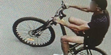 Чоловік викрав дитячий велосипед
