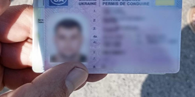 Патрульні виявили фальшиві права