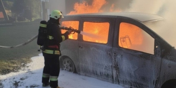 Вщент згоріла автівка