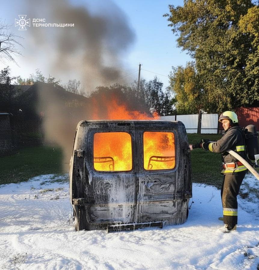 Вщент згоріла автівка