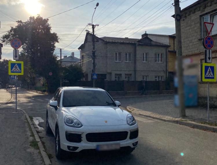 Porsche заблокував пішоходів у Тернополі: водійку оштрафували