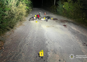 На Тернопільщині 15-річний мотоцикліст врізався у бетонну огорожу