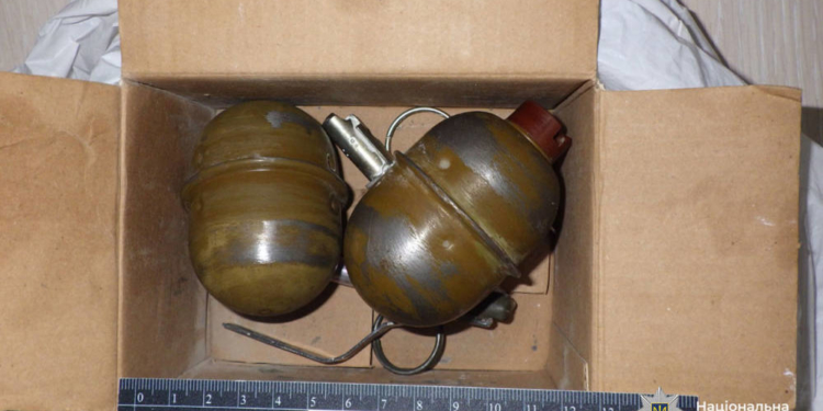 Продавав бойові гранати