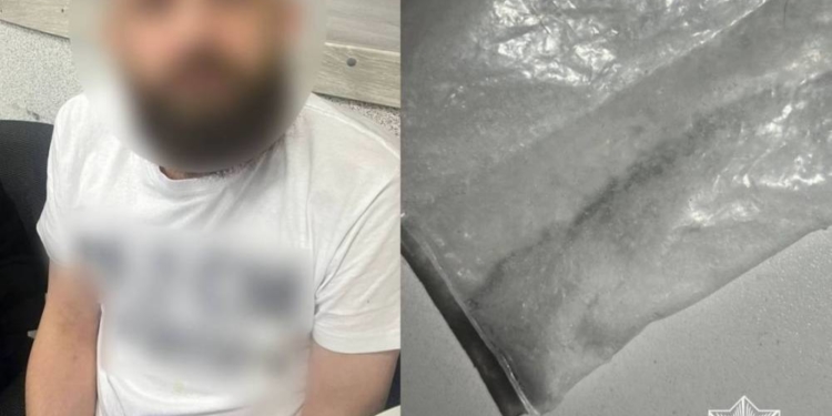 Поліція виявила наркотики у чоловіка