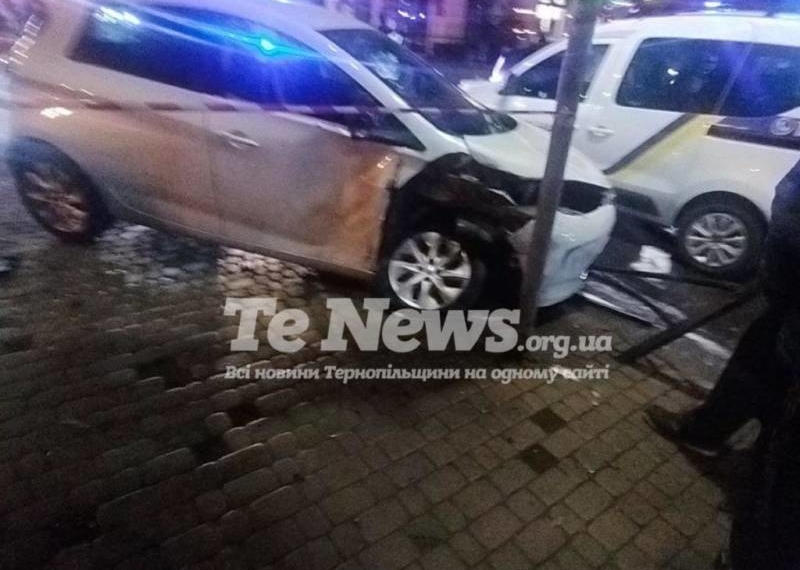 Біля ЦУМу в Тернополі сталася ДТП за участю трьох авто