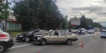 зіткнулися чотири автомобілі