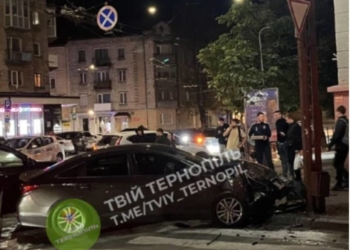 зіткнулися два автомобілі