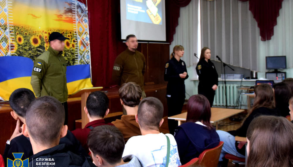 Як не стати знаряддям у руках ворога: СБУ та Нацполіція навчають школярів Тернопільщини протидіяти вербуванню в мережі