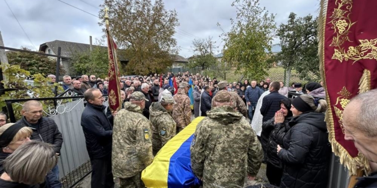 Великоберезовицька громада на Тернопільщині попрощалася з молодшим сержантом Іваном Ляхом