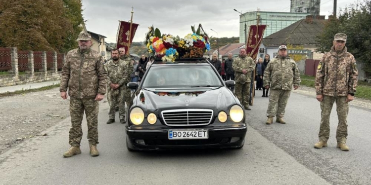 Великоберезовицька громада на Тернопільщині попрощалася з молодшим сержантом Іваном Ляхом