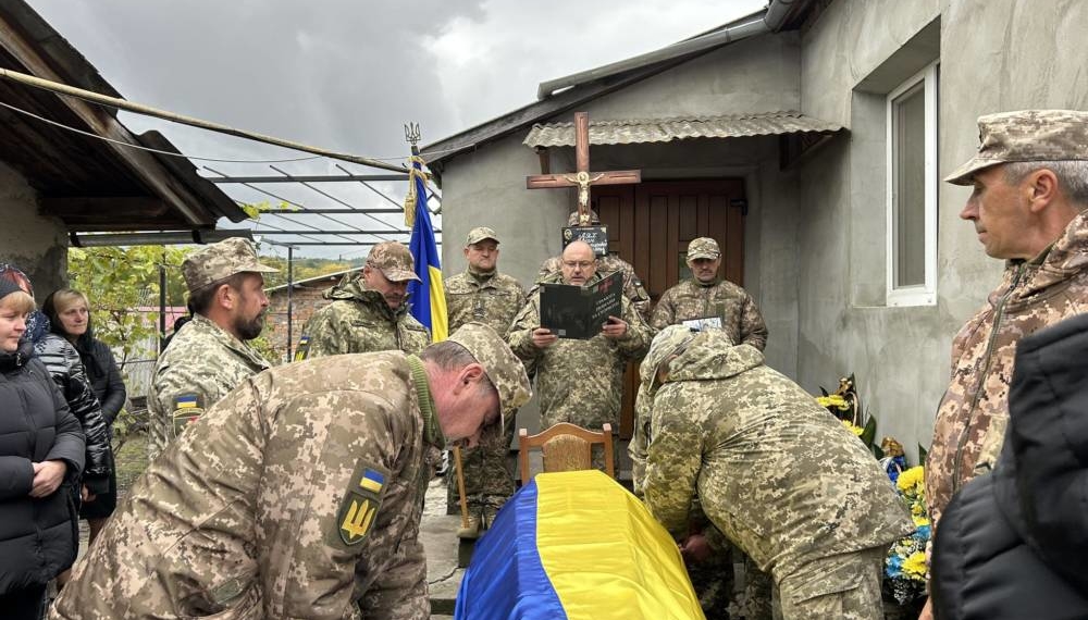 Великоберезовицька громада на Тернопільщині попрощалася з молодшим сержантом Іваном Ляхом