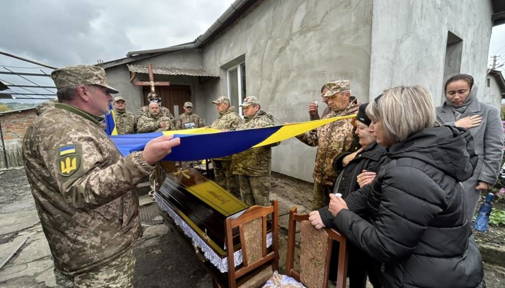 Великоберезовицька громада на Тернопільщині попрощалася з молодшим сержантом Іваном Ляхом