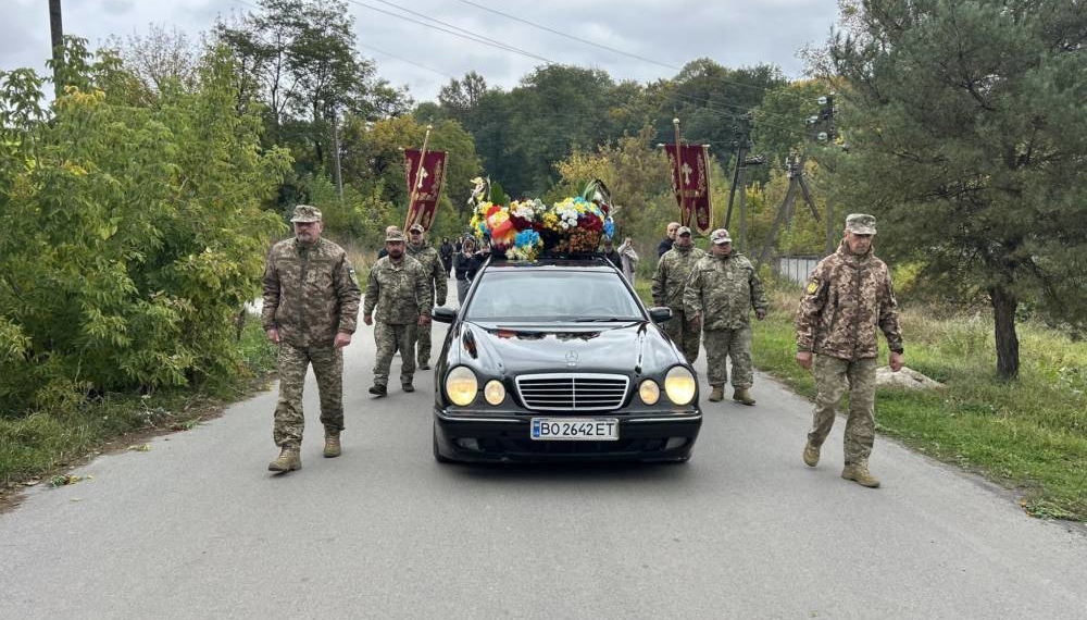 Великоберезовицька громада на Тернопільщині попрощалася з молодшим сержантом Іваном Ляхом