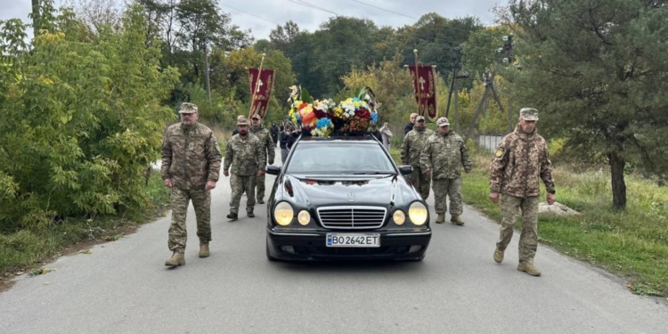 Великоберезовицька громада на Тернопільщині попрощалася з молодшим сержантом Іваном Ляхом