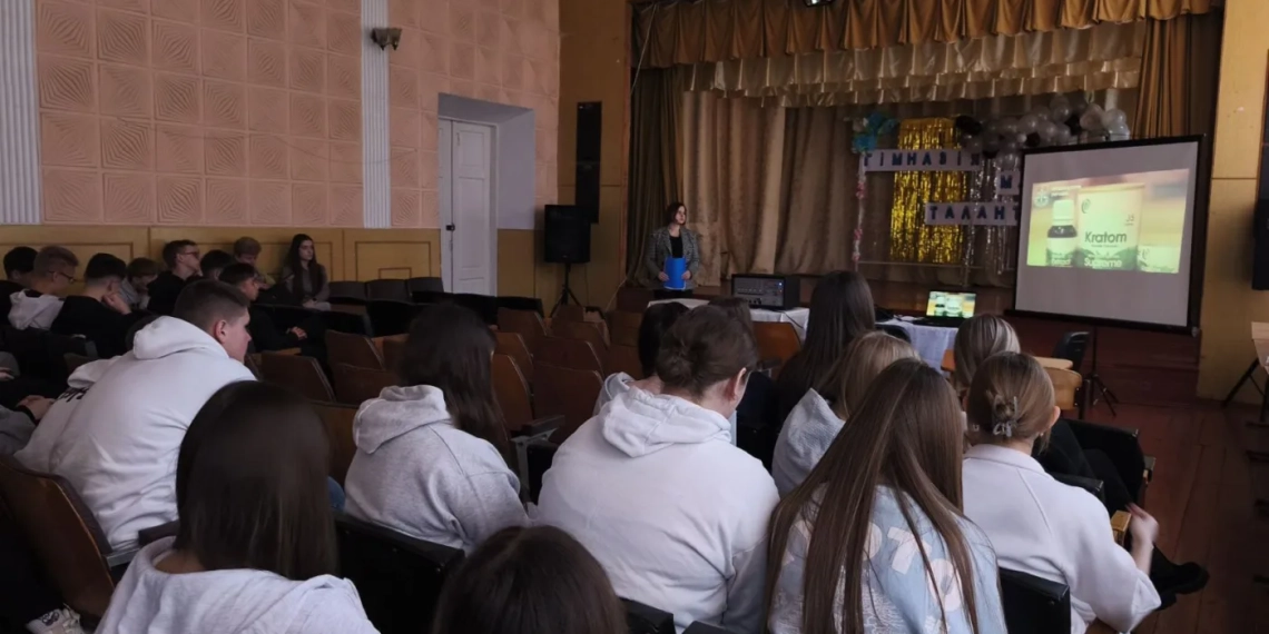 У 27 навчальних закладах прокурори Тернопільщини розповіли про шкоду наркотика «Кратом»