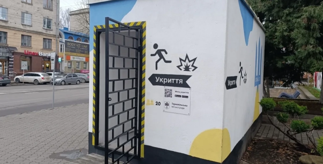 У Тернополі закривають гратами укриття на зупинках