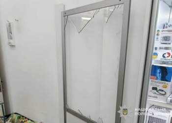 Чоловік випив зайвого та розгромив аптеку