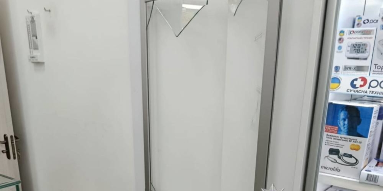 Чоловік випив зайвого та розгромив аптеку