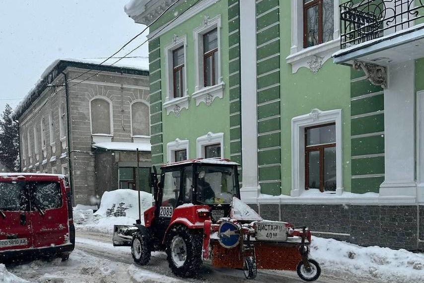 Для прибирання міста залучили 17 одиниць снігоприбиральної техніки