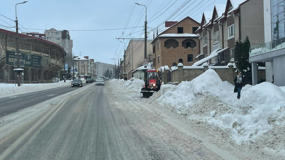 У Тернополі підприємства, які обслуговують житловий фонд міста, та ОСББ очищають від снігу двори і проїзди