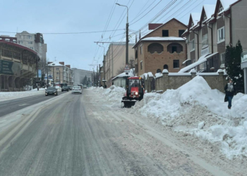 ОСББ очищають від снігу двори і проїзди
