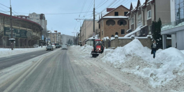 ОСББ очищають від снігу двори і проїзди