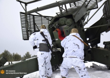 Боєць тернопільської артбригади тримає вогневий контроль