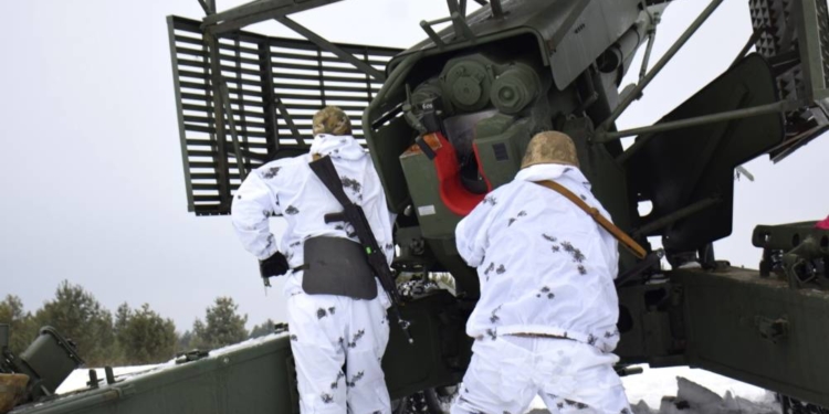 Боєць тернопільської артбригади тримає вогневий контроль