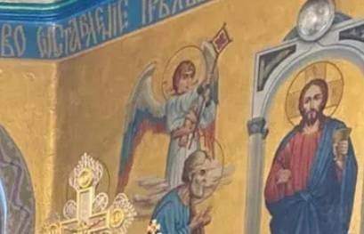 В храмі знайшли ангелів з крилами у кольорах прапора рф