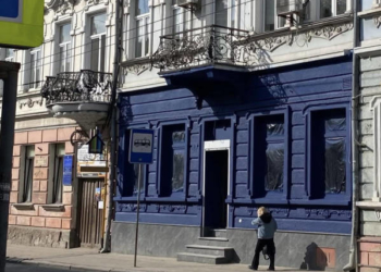 Історичну будівлю у Тернополі зафарбували в агресивний колір