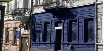 Історичну будівлю у Тернополі зафарбували в агресивний колір