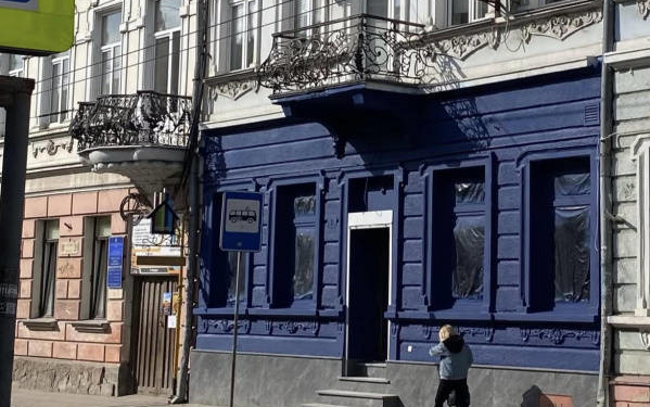 Історичну будівлю у Тернополі зафарбували в агресивний колір