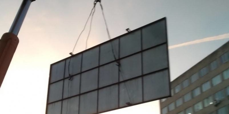 У Тернополі демонтують два десятки незаконних вивісок